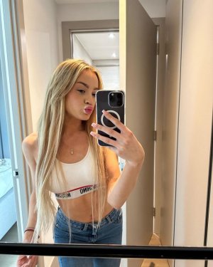 Chloe Famee  (2).jpg